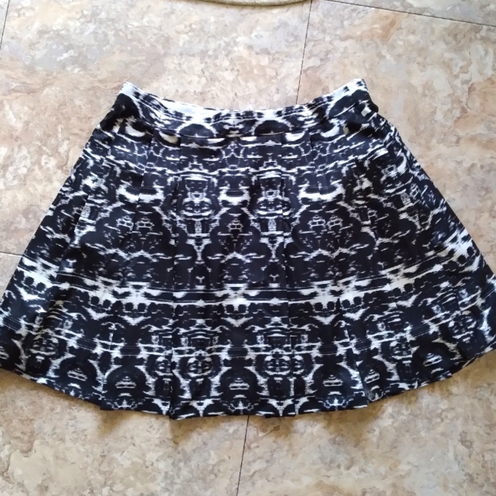 J Crew Black White Abstract print pleated skirt, size 4
